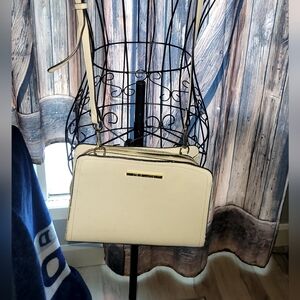Elegant Steve MADDEN Cream Crossbody Bag